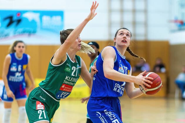 BC Pharmaserv Marburg vs Rutronik Stars Keltern Toyoto DBBL Season 2020 2021 Johanna Klug BC Pharmaserv Marburg 12 on the ball against Alexandria Kiss Rusk Rutronik Stars Keltern 21 Marburg Sporthalle Georg Gaßmann Stadion Hessen Germany