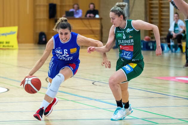 BC Pharmaserv Marburg vs Rutronik Stars Keltern Toyoto DBBL Season 2020 2021 Theresa Simon BC Pharmaserv Marburg 6 on the ball against Milica Deura Rutronik Stars Keltern 5 Marburg Sporthalle Georg Gaßmann Stadion Hessen Germany