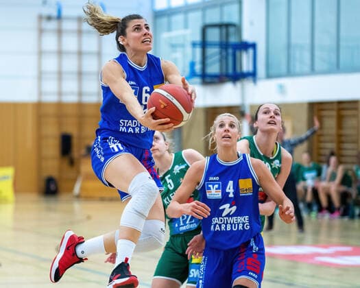 BC Pharmaserv Marburg vs Rutronik Stars Keltern Toyoto DBBL Season 2020 2021 Theresa Simon BC Pharmaserv Marburg 6 on the ball at basket shot Marburg Sporthalle Georg Gaßmann Stadion Hessen Germany