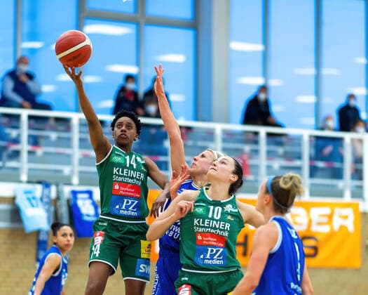 BC Pharmaserv Marburg vs Rutronik Stars Keltern Toyoto DBBL season 2020 2021 Tayler Mingo Rutronik Stars Keltern 14 on the ball at the basket throw against Marie Bertholdt BC Pharmaserv Marburg 4, middle Marburg Sporthalle Georg Gaßmann Stadion Hessen Germany