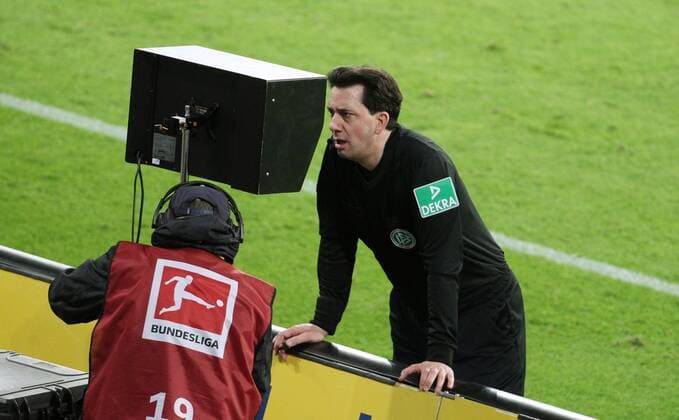 GER, 1 FBL, RasenBallsport Leipzig vs TSG 1899 Hoffenheim 16 04 2021, Leipzig, Red Bull Arena, GER, 1 FBL, Saison 2020 2021, 29 Spieltag, RasenBallsport Leipzig vs TSG 1899 Hoffenheim im Bild Schiedsrichter Manuel Gräfe sieht sich die Szene vom Tor durch Yussuf Poulsen Leipzig nochmal ansehen, das Tor wird nicht wert wegen Handspiel DFL regulations prohibit any use of photographs as image sequences and or quasi video