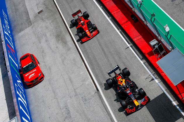 11 PEREZ Sergio (mex), Red Bull Racing Honda RB16B, 16 LECLERC Charles (mco), Scuderia Ferrari SF21, action during the Formula 1 Pirelli Gran Premio Del Made In Italy E Dell emilia Romagna 2021 from April 16 to 18, 2021 on the Autodromo Internazionale Enzo e Dino Ferrari, in Imola, Italy - FORMULE 1 : Grand prix Emilie Romagne - Imola - Essais - 17 04 2021 DPPI Panoramic 