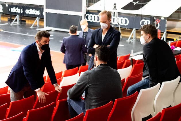 Marko Pesic left in picture Chief Executive Officer of FC Bayern Muenchen discusses with his colleagues about the cancellation of the cup games on 17 04 and 18 04 Due to a corona case at Alba Berlin GER, MagentaSport BBL Pokal TOP FOUR, Ratiopharm Ulm vs FC Bayern Muenchen, easycredit 1 Bundesliga Basketball, season 2020 21, 17 04 2021, semifinal 1 matchday MagentaSport BBL Pokal TOP FOUR, Ratiopharm Ulm vs FC Bayern Muenchen, 1 Basketball Bundesliga Muenchen Copyright: xEibner-Pressefoto RogerxBuerkex EP_EER