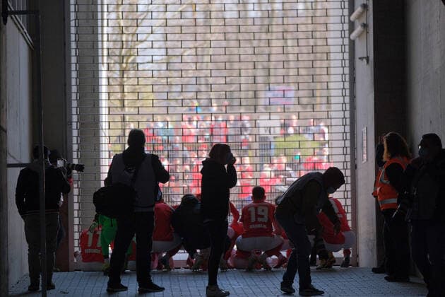 Bilder des Jahres 2021, Sport 04 April Sport Themen der Woche KW15 Fussball - 3.Bundesliga - Saison 2020 21 Kaiserslautern - Fritz-Walter-Stadion 17.04.2021 1. FC Kaiserslautern (fck) - 1. FC Saarbrücken (sb) 2:1 Fans vorm Stadion, die Mannschaft hinter Gittern Fussball - 3. Bundesliga - 1. FC Kaiserslautern *** Football 3 Bundesliga season 2020 21 Kaiserslautern Fritz Walter Stadium 17 04 2021 1 FC Kaiserslautern fck 1 FC Saarbrücken sb 2 1 Fans in front of the stadium, the team behind bars Football 3 Bundesliga 1 FC Kaiserslautern