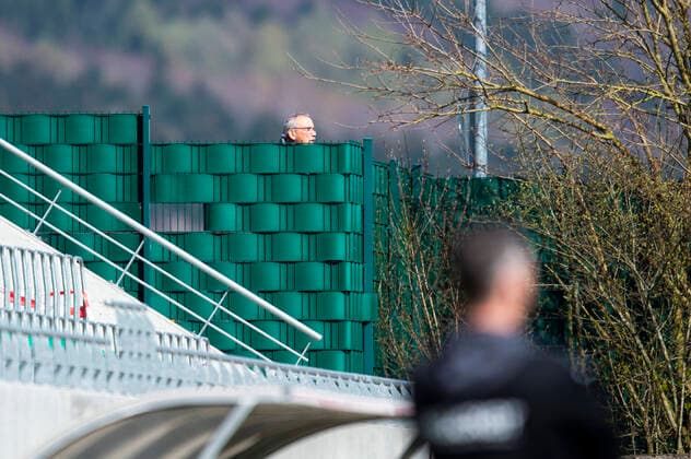 17 04 2021 Football, 2020 2021, Regionalliga West, 36 Matchday, SV Rödinghausen Bonner SC fan looks behind bars Rödinghausen North Rhine Westphalia Germany Häcker Wiehenstadion