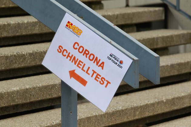 The BBL TOP FOUR cannot take place Due to a positive Corona result, the league has had to cancel the Cup Final tournament with Berlin, Göttingen, Munich and Ulm The BBL Final tournament cannot take place this weekend At BG Göttingen there is a positive Corona result Yesterday, Friday, a player tested positive for COVID 19, on Thursday, all tests were still negative Due to a quarantine order of the Munich health department, the second semi-final was cancelled, FC Bayern Munich announced Here Corona, rapid test, signpost, sign, basketball, TOP FOUR for the German Cup, BBL, FC Bayern Munich Ratiopharm Ulm in the Audi Dome on 17 04 2021 PHOTO Mladen Lackovic LakoPress