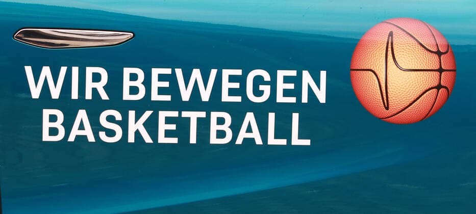 The BBL TOP FOUR can not take place Due to a positive Corona findings, the league had to cancel the Cup Final tournament with Berlin, Göttingen, Munich and Ulm The BBL Final tournament can not take place this weekend At the BG Göttingen there is a positive Corona findings Yesterday, Friday, a player was tested positive for COVID 19, on Thursday, all tests were still negative Due to a quarantine order of the Munich health department, the second semifinal was canceled, announced FC Bayern Munich Here a sponsor car, car, advertising sticker basketball, TOP FOUR for the German Cup, BBL, FC Bayern Munich Ratiopharm Ulm in the Audi Dome on 17 04 2021 PHOTO Mladen Lackovic LakoPress