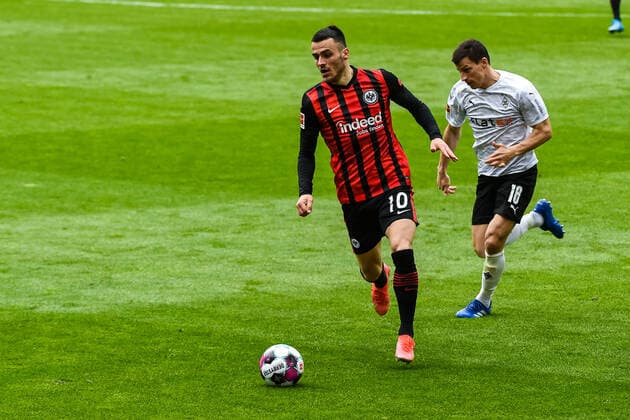 Filip Kostic Eintracht Frankfurt, 10 , Stefan Lainer Borussia Moenchengladbach 18 GER, Borussia Moenchengladbach vs Eintracht Frankfurt, 1 Bundesliga, Saison 20 21,29 Spieltag, 17 04 2021 DFB DFL regulations prohibit any use of photographs as image sequences and or quasi video , GER, Borussia Moenchengladbach vs Eintracht Frankfurt, 1 Bundesliga, Saison 20 21,29 Spieltag, 17 04 2021 Moenchengladbach Copyright: xEIBNER BenjaminxSoelzerx EP_EER