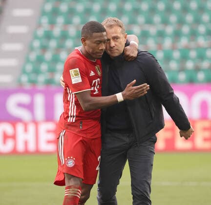 Bilder des Jahres 2021, Sport 04 April Sport Themen der Woche KW15 Sport Bilder des Tages Cheftrainer Hansi Flick (FC Bayern Muenchen) mit David Alaba nach Abpfiff gluecklich DFL REGULATIONS PROHIBIT ANY USE OF PHOTOGRAPHS AS IMAGE SEQUENCES AND OR QUASI-VIDEO. *** Head coach Hansi Flick FC Bayern Muenchen happy with David Alaba after final whistle DFL REGULATES PROHIBIT ANY USE OF PHOTOGRAPHS AS IMAGE SEQUENCES AND OR QUASI VIDEO