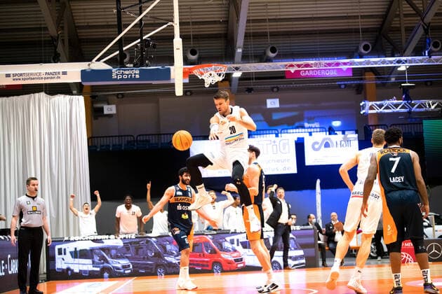 BARMER 2 Basketball Bundesliga ProA Playoff Matchday 1 Season 2020 2021 on 17 4 2021 Science City Jena vs Rostock Seawolves center Andrew Smith Jena full of energy after his dunk Sparkassen Arena Jena