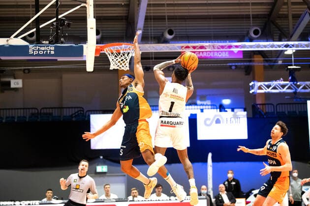 BARMER 2. Basketball Bundesliga ProA Playoff Spieltag 1 Saison 2020 2021 am 17.4.2021 Science City Jena vs Rostock Seawolves v.re. Kasey Hill (Jena) beim Korbleger gegen Christopher Carter (Rostock) Sparkassen Arena Jena