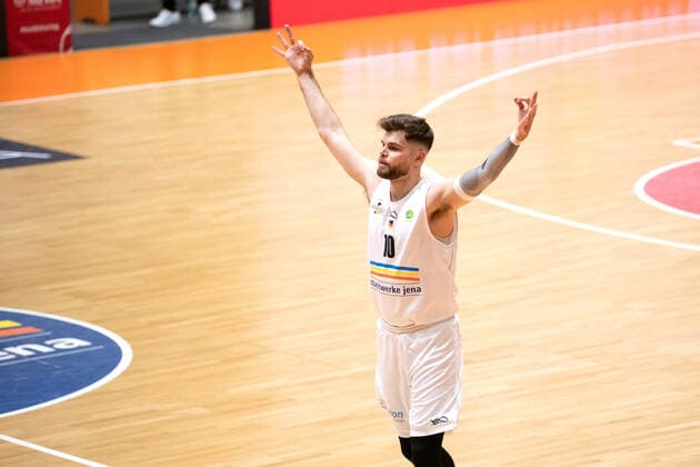 BARMER 2 Basketball Bundesliga ProA Playoff Spieltag 1 Saison 2020 2021 am 17 4 2021 Science City Jena vs Rostock Seawolves Julius Wolf Jena celebrates a successful 3 point shot Sparkassen Arena Jena