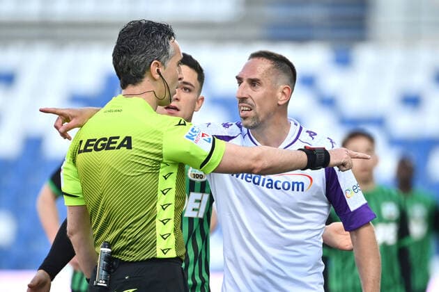 Bilder des Jahres 2021, Sport 04 April Sport Themen der Woche KW15 Sport Bilder des Tages Fußball, Sassuolo Calcio - AC Florenz Photo Massimo Paolone LaPresse April 17, 2021 Reggio Emilia, Italy soccer Sassuolo vs Fiorentina - Italian Football Championship League A TIM 2020 2021 - Mapei stadium In the pic: Franck Ribery (ACF Fiorentina) protests with referee Gianluca Aureliano  Copyright: xMassimoxPaolone LaPressex