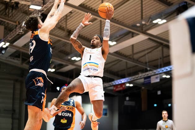 BARMER 2 Basketball Bundesliga ProA Playoff Matchday 1 Season 2020 2021 on 17 4 2021 Science City Jena vs Rostock Seawolves v re Kasey Hill Jena throwing against Sid Marlon Theis Rostock Sparkassen Arena Jena.