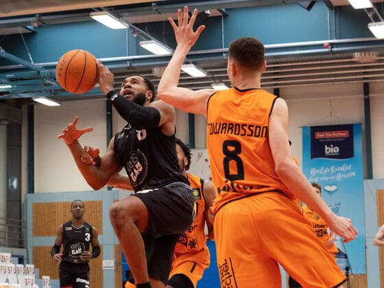 Kyle Leufroy Kirchheim Knights 8 Felix Edwardsson Wiha Panthers Schwenningen 8 wiha Panthers Schwenningen vs VFL Kirchheim Knights, Basketball, BARMER 2 BASKETBALL BUNDESLIGA, Playoff Group 2, 1 Matchday, 2020 2021, 17 04 2021, wiha Panthers Schwenningen vs VFL Kirchheim Knights, Basketball, BARMER 2 BASKETBALL BUNDESLIGA, Playoff Group, 1 Matchday, 2020 2021, 17 04 2021, Villingen Schwenningen Copyright: xMiclasxHaasis Eibner-Pressefotox EP_mhs
