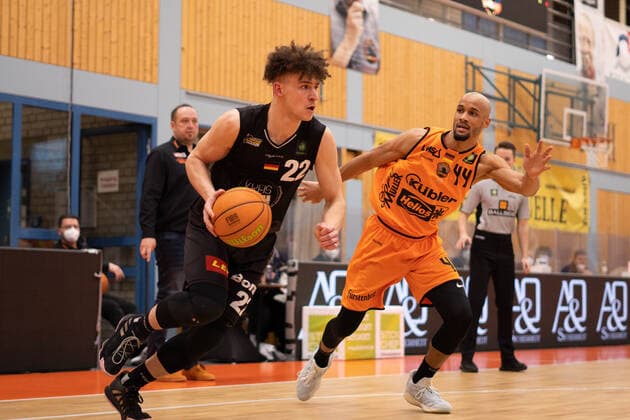 Kevin Wohlharth Kirchheim Knights 22 Kevin Bryant Wiha Panthers Schwenningen 44 wiha Panthers Schwenningen vs VFL Kirchheim Knights, Basketball, BARMER 2 BASKETBALL BUNDESLIGA, Playoff Group 2, 1 Matchday, 2020 2021, 17 04 2021, wiha Panthers Schwenningen vs VFL Kirchheim Knights, Basketball, BARMER 2 BASKETBALL BUNDESLIGA, Playoff Group, 1 Matchday, 2020 2021, 17 04 2021, Villingen Schwenningen Copyright: xMiclasxHaasis Eibner-Pressefotox EP_mhs