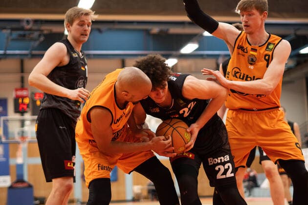 Kevin Wohlharth Kirchheim Knights 22 Kevin Bryant Wiha Panthers Schwenningen 44 wiha Panthers Schwenningen vs VFL Kirchheim Knights, Basketball, BARMER 2 BASKETBALL BUNDESLIGA, Playoff Group 2, 1 Matchday, 2020 2021, 17 04 2021, wiha Panthers Schwenningen vs VFL Kirchheim Knights, Basketball, BARMER 2 BASKETBALL BUNDESLIGA, Playoff Group, 1 Matchday, 2020 2021, 17 04 2021, Villingen Schwenningen Copyright: xMiclasxHaasis Eibner-Pressefotox EP_mhs