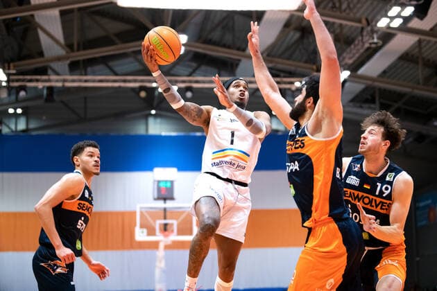BARMER 2 Basketball Bundesliga ProA Playoff Matchday 1 Season 2020 2021 on 17 4 2021 Science City Jena vs Rostock Seawolves center Kasey Hill Jena with the basket Sparkassen Arena Jena
