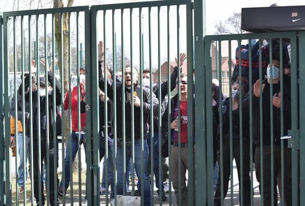 17 04 2021, GER, football, 3 Liga, season 2020 2021, 32 matchday, Sportclub Arena, Verl SC Verl KFC Uerdingen 05 3 0 Fans of KFC Uerdingen watch the match through the fence, action, single image, cross, facial expression, gesture, fans, fan