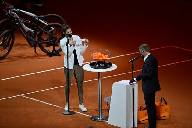 Draw main draw with Julia Görges GER she has Laura SIEGEMUND GER as draw in hand Qualification Round 2 Tennis Women Porsche Cup Porsche Tennis Grand Prix GP Stuttgart 2021 Porsche Arena 18 04 2021 Porsche Tennis Grand Prix Stuttgart 2021