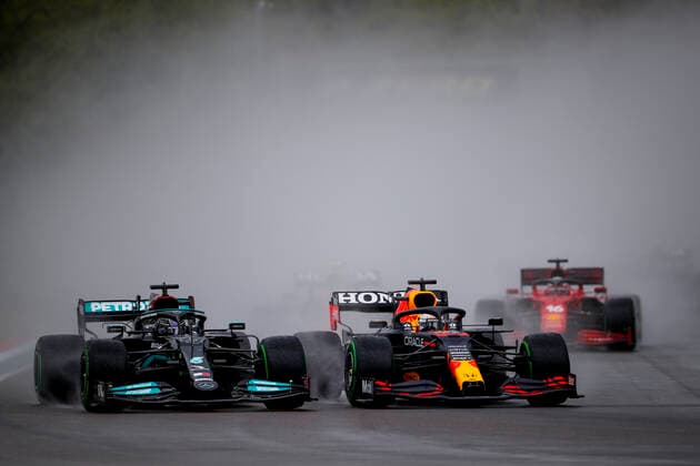 Start of the race, 44 HAMILTON Lewis (gbr), Mercedes AMG F1 GP W12 E Performance, 33 VERSTAPPEN Max (nld), Red Bull Racing Honda RB16B, action during the Formula 1 Pirelli Gran Premio Del Made In Italy E Dell emilia Romagna 2021 from April 16 to 18, 2021 on the Autodromo Internazionale Enzo e Dino Ferrari, in Imola, Italy - FORMULE 1 : Grand prix Emilie Romagne - Imola - Course - 18 04 2021 DPPI Panoramic 