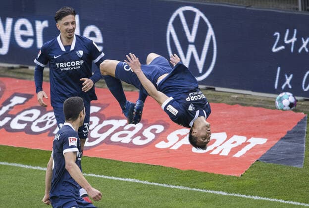 Bilder des Jahres 2021, Sport 04 April Sport Themen der Woche KW15 Torjubel: Robert Tesche (Bochum) macht einen Salto VfL Bochum - Hannover 96 18.04.2021, Fussball; 2. Bundesliga, Saison 2020 21 Foto: Moritz Müller *** Goal celebration Robert Tesche Bochum makes a somersault VfL Bochum Hannover 96 18 04 2021, Football 2 Bundesliga, season 2020 21 Photo Moritz Müller