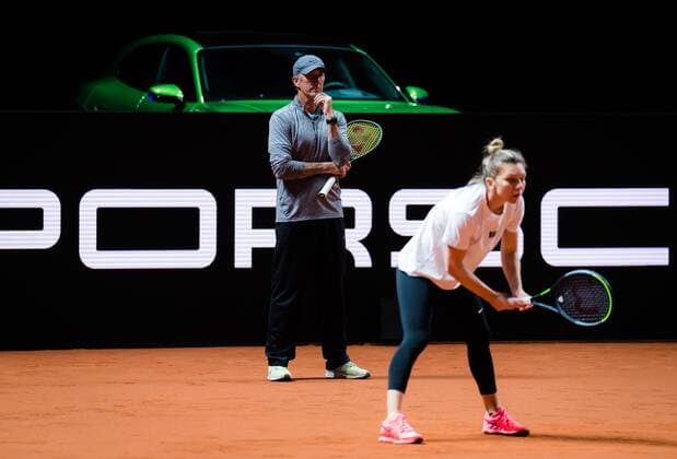 Mandatory Credit: Photo by Rob Prange Shutterstock (11863942am) Darren Cahill during practice with Simona Halep ahead of the 2021 Porsche Tennis Grand Prix WTA, Tennis Damen 500 tournament 2021 Porsche Tennis Grand Prix Qualifications Day 2 - 18 Apr 2021 2021 Porsche Tennis Grand Prix Qualifications Day 2 - 18 Apr 2021  Copyright: xRobxPrange Shutterstockx 11863942am