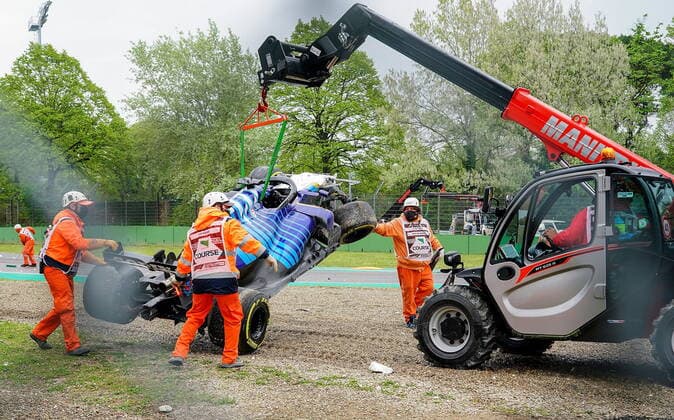 Formula 1 Pirelli Gran Premio Del Made In Italy E Dell emilia Romagna 2021 race 18 04 2021, Autodromo Enzo e Dino Ferrari, Imola, Formula 1 Pirelli Gran Premio Del Made In Italy E Dell emilia Romagna 2021 race ,in the picture George Russel GBR 63 , Williams Racing car recovery crash accident at the track marshal nordphotoxGmbHx xBratic nph00250