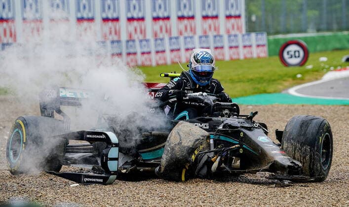 Formula 1 Pirelli Gran Premio Del Made In Italy E Dell emilia Romagna 2021 race 18 04 2021, Autodromo Enzo e Dino Ferrari, Imola, Formula 1 Pirelli Gran Premio Del Made In Italy E Dell emilia Romagna 2021 race ,in the picture Valtteri Bottas FIN 77 , Mercedes AMG Petronas Formula One Team crash accident damage gets off nordphotoxGmbHx xBratic nph00250