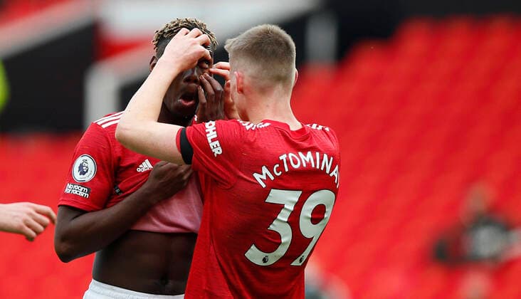Bilder des Jahres 2021, Sport 04 April Sport Themen der Woche KW15 Sport Bilder des Tages Football - 2020 2021 Premier League - Manchester United, ManU vs Burnley - Old Trafford Scott McTominay of Manchester United helps Paul Pogba with his contact lens at Old Trafford  7913