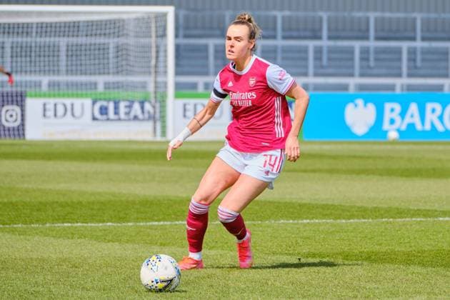 Borehamwood, England, Apr 18th 2 Jill Roord (14 Arsenal) passes the ball forward during the FA Cup game between Arsenal and Gillingham at Meadow Park in Borehamwood FA Cup - Arsenal v Gillingham 