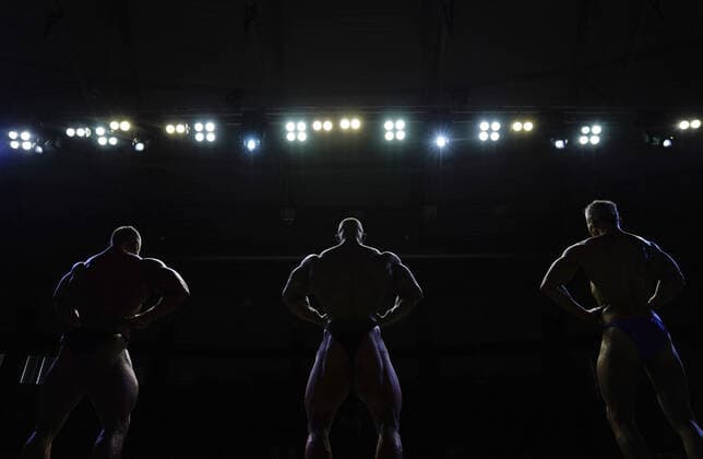 Bilder des Jahres 2021, Sport 04 April Sport Themen der Woche KW15 KALININGRAD, RUSSIA - APRIL 18, 2021: Men perform during the Kaliningrad Region Bodybuilding, Fitness and Figure Championships at Sozvezdiye Sports Center. Vitaly Nevar TASS  TS0FD444