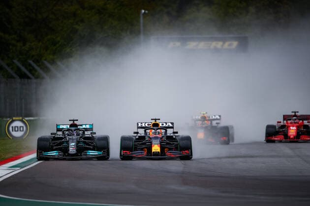 start of the race, depart, 33 VERSTAPPEN Max (nld), Red Bull Racing Honda RB16B, 44 HAMILTON Lewis (gbr), Mercedes AMG F1 GP W12 E Performance, action during the Formula 1 Pirelli Gran Premio Del Made In Italy E Dell emilia Romagna 2021 from April 16 to 18, 2021 on the Autodromo Internazionale Enzo e Dino Ferrari, in Imola, Italy - FORMULE 1 : Grand prix Emilie Romagne - Imola - Course - 18 04 2021 DPPI Panoramic 