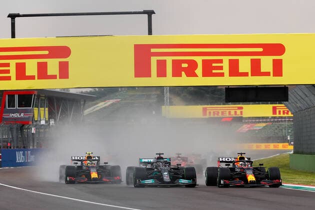 start of the race, depart, 33 VERSTAPPEN Max (nld), Red Bull Racing Honda RB16B, 44 HAMILTON Lewis (gbr), Mercedes AMG F1 GP W12 E Performance, 11 PEREZ Sergio (mex), Red Bull Racing Honda RB16B, action during the Formula 1 Pirelli Gran Premio Del Made In Italy E Dell emilia Romagna 2021 from April 16 to 18, 2021 on the Autodromo Internazionale Enzo e Dino Ferrari, in Imola, Italy - FORMULE 1 : Grand prix Emilie Romagne - Imola - Course - 18 04 2021 DPPI Panoramic