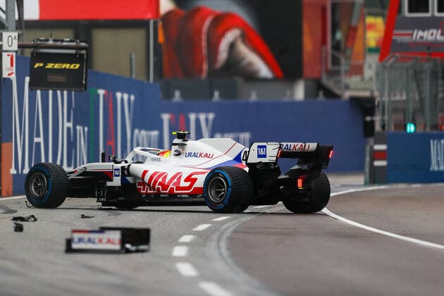 47 SCHUMACHER Mick (ger), Haas F1 Team VF-21 Ferrari, action crash, accident, during the Formula 1 Pirelli Gran Premio Del Made In Italy E Dell emilia Romagna 2021 from April 16 to 18, 2021 on the Autodromo Internazionale Enzo e Dino Ferrari, in Imola, Italy - FORMULE 1 : Grand prix Emilie Romagne - Imola - Course - 18 04 2021 DPPI Panoramic 