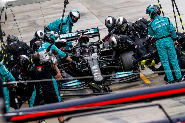 HAMILTON Lewis (gbr), Mercedes AMG F1 GP W12 E Performance, action pitstop during the Formula 1 Pirelli Gran Premio Del Made In Italy E Dell emilia Romagna 2021 from April 16 to 18, 2021 on the Autodromo Internazionale Enzo e Dino Ferrari, in Imola, Italy - FORMULE 1 : Grand prix Emilie Romagne - Imola - Course - 18 04 2021 DPPI Panoramic 