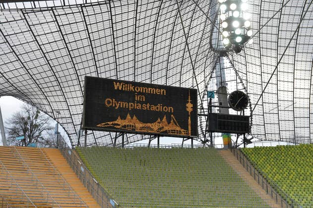 17 04 2021, Football 3 Liga 2020 2021, 32 Spieltag, Türkgücü München TSV 1860 München, im Olympiastadion München, Willkommen im Olympiastadion steht auf der alten Anzeigetafel DFL and DFB regulations prohibit any use of photographs as image sequences and or quasi video