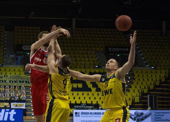 GER, Basketball, EWE Baskets Oldenburg vs brose Bamberg 19 04 2021, EWE Arena, Oldenburg, GER, easy Credit BBL, EWE Baskets Oldenburg vs brose Bamberg, in picture David KRAVISH brose Bamberg 45 Karsten TADDA EWE Baskets Oldenburg 9 Rasid MAHALBASIC EWE Baskets Oldenburg 24 nordphotoxRojahn nph00310