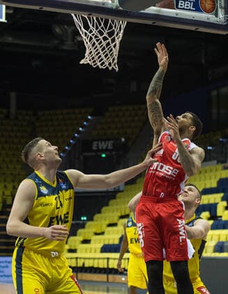 GER, Basketball, EWE Baskets Oldenburg vs brose Bamberg 19 04 2021, EWE Arena, Oldenburg, GER, easy Credit BBL, EWE Baskets Oldenburg vs brose Bamberg, in the picture against the EX players Tyler LARSON brose Bamberg 55 Rasid MAHALBASIC EWE Baskets Oldenburg 24 Tomislav GABRIC EWE Baskets Oldenburg 21 nordphotoxRojahn nph00310