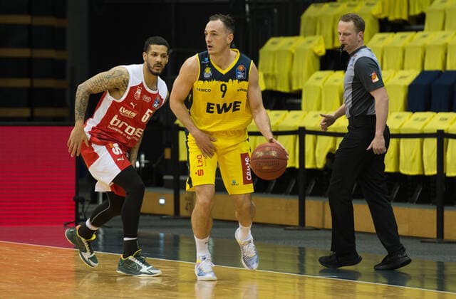 GER, Basketball, EWE Baskets Oldenburg vs brose Bamberg 19 04 2021, EWE Arena, Oldenburg, GER, easy Credit BBL, EWE Baskets Oldenburg vs brose Bamberg, in picture Karsten TADDA EWE Baskets Oldenburg 9 Tyler LARSON brose Bamberg 55 Dennis SIROWI referee DBB nordphotoxRojahn nph00310