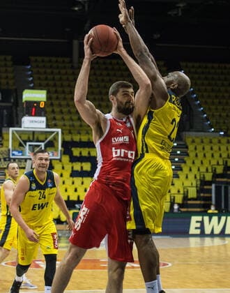 GER, Basketball, EWE Baskets Oldenburg vs brose Bamberg 19 04 2021, EWE Arena, Oldenburg, GER, easy Credit BBL, EWE Baskets Oldenburg vs brose Bamberg, in picture David KRAVISH brose Bamberg 45 Rickey PAULDING EWE Baskets Oldenburg 23 nordphotoxRojahn nph00310