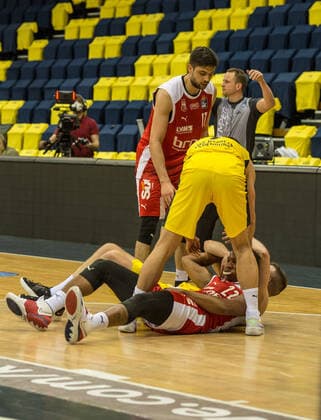 GER, Basketball, EWE Baskets Oldenburg vs brose Bamberg 19 04 2021, EWE Arena, Oldenburg, GER, easy Credit BBL, EWE Baskets Oldenburg vs brose Bamberg, in the picture the fight for the ball and mouthguard Devon HALL brose Bamberg 22 Mateo SERIC brose Bamberg 17 Rasid MAHALBASIC EWE Baskets Oldenburg 24 Karsten TADDA EWE Baskets Oldenburg 9 nordphotoxRojahn nph00310