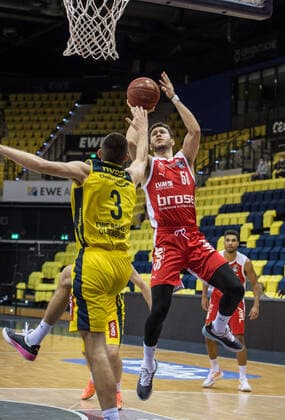 GER, Basketball, EWE Baskets Oldenburg vs brose Bamberg 19.04.2021, EWE Arena, Oldenburg, GER, easy Credit-BBL, EWE Baskets Oldenburg vs brose Bamberg, im Bild Joanic GRUETTNER-BACOUL ( brose Bamberg 50 ) Braydon HOBBS (EWE Baskets Oldenburg 3 ) nordphotoxRojahn nph00310