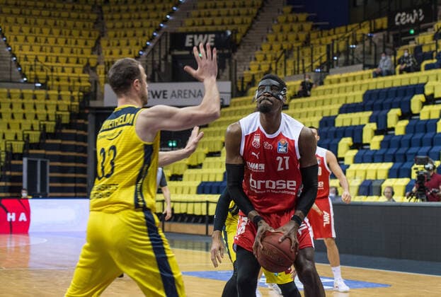 GER, Basketball, EWE Baskets Oldenburg vs brose Bamberg 19.04.2021, EWE Arena, Oldenburg, GER, easy Credit-BBL, EWE Baskets Oldenburg vs brose Bamberg, im Bild Shevon THOMPSON ( brose Bamberg 27 ) Philipp SCHWETHELM (EWE Baskets Oldenburg 33 ) nordphotoxRojahn nph00310