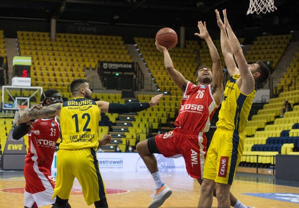 Sport Bilder des Tages GER, Basketball, EWE Baskets Oldenburg vs brose Bamberg 19.04.2021, EWE Arena, Oldenburg, GER, easy Credit-BBL, EWE Baskets Oldenburg vs brose Bamberg, im Bild Kenneth OGBE ( brose Bamberg 25 ) Sebastian HERRERA (EWE Baskets Oldenburg 7 ) Shevon THOMPSON ( brose Bamberg 27 ) Martin BREUNING (EWE Baskets Oldenburg 12 ) nordphotoxRojahn nph00310
