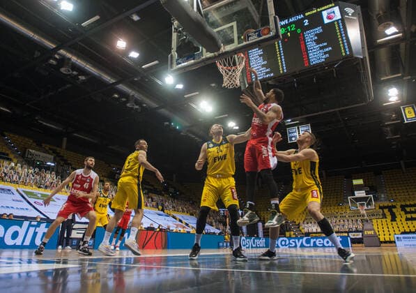 GER, Basketball, EWE Baskets Oldenburg vs brose Bamberg 19 04 2021, EWE Arena, Oldenburg, GER, easy Credit BBL, EWE Baskets Oldenburg vs brose Bamberg, in picture Tyler LARSON brose Bamberg 55 Rasid MAHALBASIC EWE Baskets Oldenburg 24 Tomislav GABRIC EWE Baskets Oldenburg 21 nordphotoxRojahn nph00310