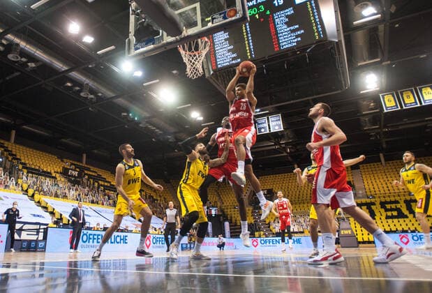 GER, Basketball, EWE Baskets Oldenburg vs brose Bamberg 19 04 2021, EWE Arena, Oldenburg, GER, easy Credit BBL, EWE Baskets Oldenburg vs brose Bamberg, in picture Kenneth OGBE brose Bamberg 25 Shevon THOMPSON brose Bamberg 27 Martin BREUNING EWE Baskets Oldenburg 12 Braydon HOBBS EWE Baskets Oldenburg 3 Chase FIELER brose Bamberg 20 nordphotoxRojahn nph00310