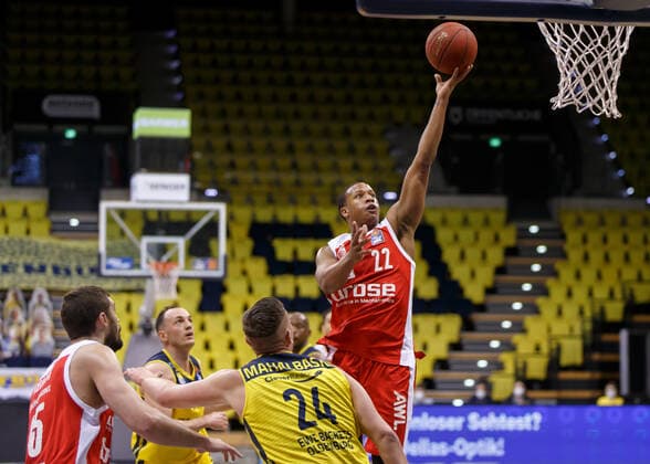 Oldenburg, Lower Saxony, DEU, 19 04 2021, Devon Hall Brose Bamberg EWE Baskets Oldenburg vs Brose Bamberg 1 Basketball Bundesliga Saison 2020 2021, 29 Spieltag, Grosse EWE Arena EWE Baskets Oldenburg vs Brose Bamberg www.andreas-burmann.de