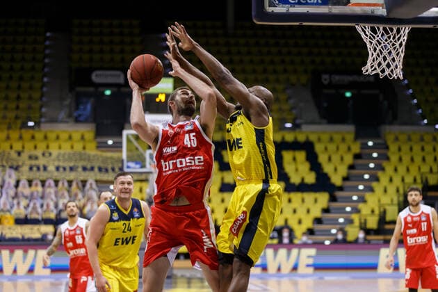 Oldenburg, Lower Saxony, DEU, 19 04 2021, David Kravish center, Brose Bamberg , Rickey Paulding right, EWE Baskets Oldenburg and Rasid Mahalbasic left, EWE Baskets Oldenburg EWE Baskets Oldenburg vs Brose Bamberg 1 Basketball Bundesliga Season 2020 2021, 29 Matchday, Grosse EWE Arena EWE Baskets Oldenburg vs Brose Bamberg www.andreas-burmann.de