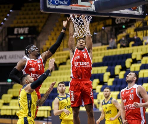 Oldenburg, Lower Saxony, DEU, 19 04 2021, Kenneth Ogbe center, Brose Bamberg , Shevon Thompson left, Brose Bamberg and Chase Fieler right, Brose Bamberg EWE Baskets Oldenburg vs Brose Bamberg 1 Basketball Bundesliga Saison 2020 2021, 29 Spieltag, Grosse EWE Arena EWE Baskets Oldenburg vs Brose Bamberg www.andreas-burmann.de